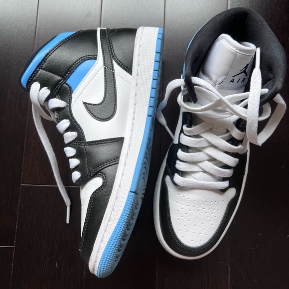 Size US Women's 7 - Authentic Nike Air Jordan 1 Mid University Blue with Box - Picture 4 of 5